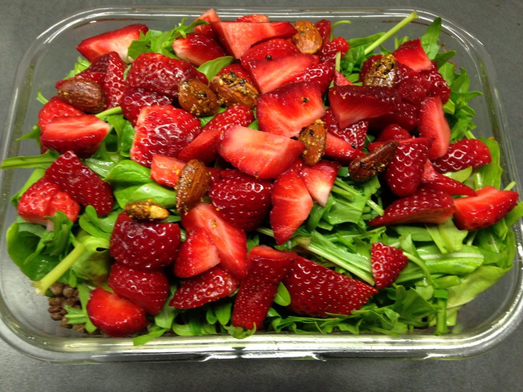 Linsensalat mit Erdbeeren, Rucola und Mandeln
