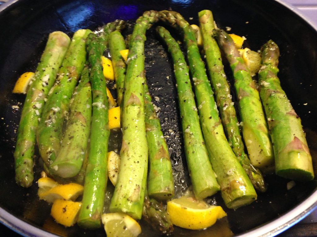 Gerösteter Zitronen Knoblauch Spargel
