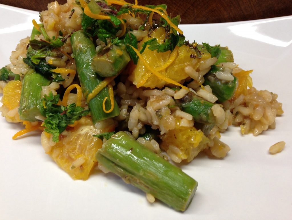 Orangen Risotto mit grünem Spargel und gerösteten Haselnüssen