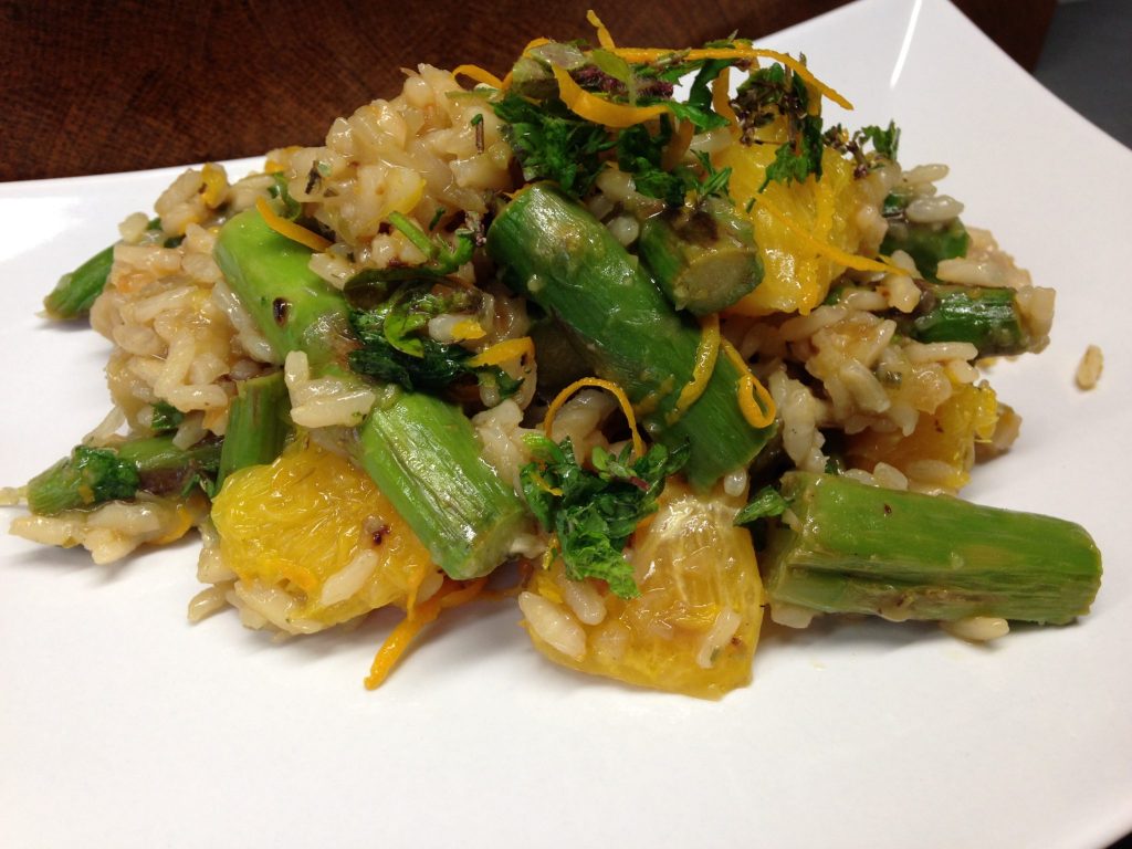 Orangen Risotto mit grünem Spargel und gerösteten Haselnüssen