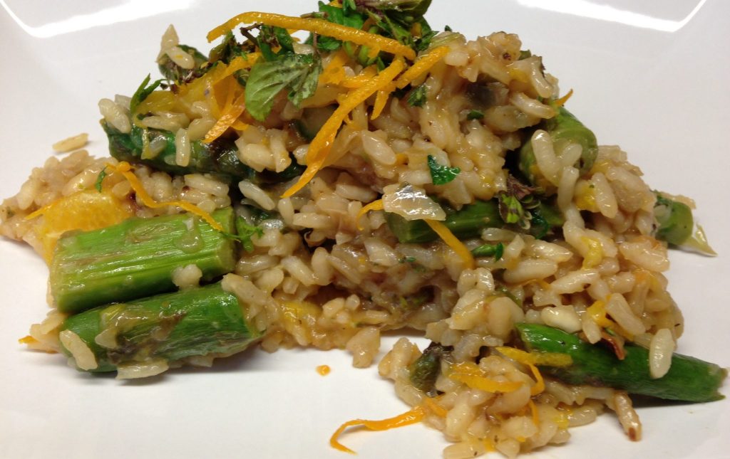 Orangen Risotto mit grünem Spargel und gerösteten Haselnüssen