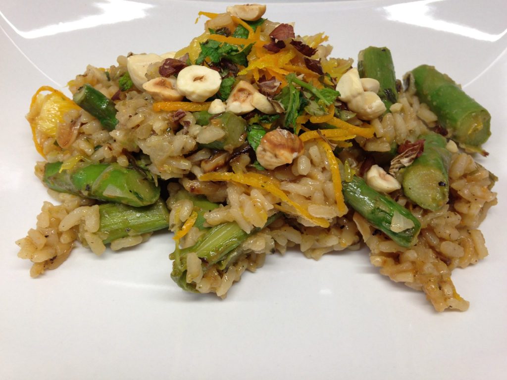 Orangen Risotto mit grünem Spargel und gerösteten Haselnüssen