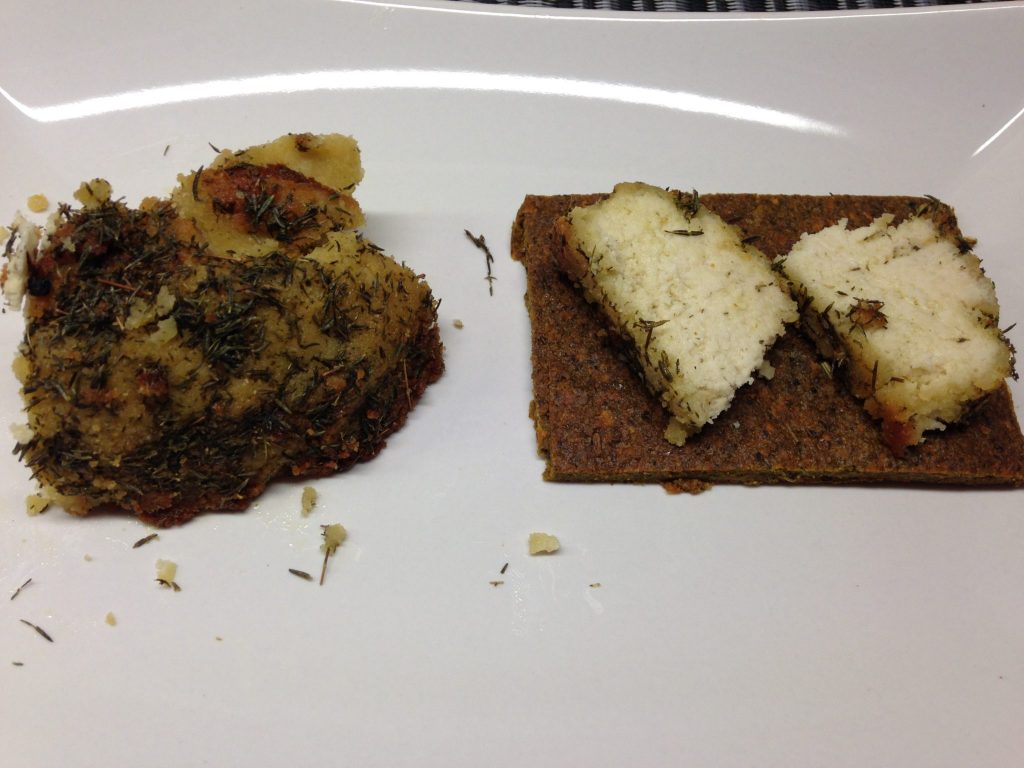 Rohkost Brot mit Feta aus Mandeln mit Ahornsirup und Thymian Öl