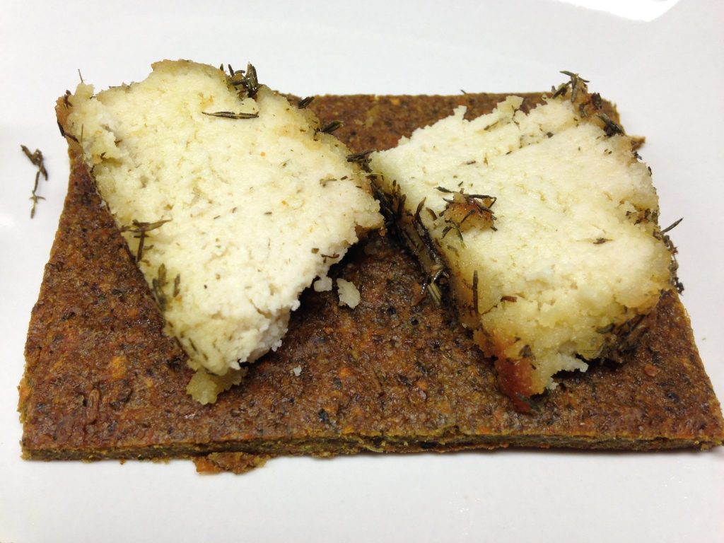 Feta aus Mandeln mit Ahornsirup und Thymian Öl