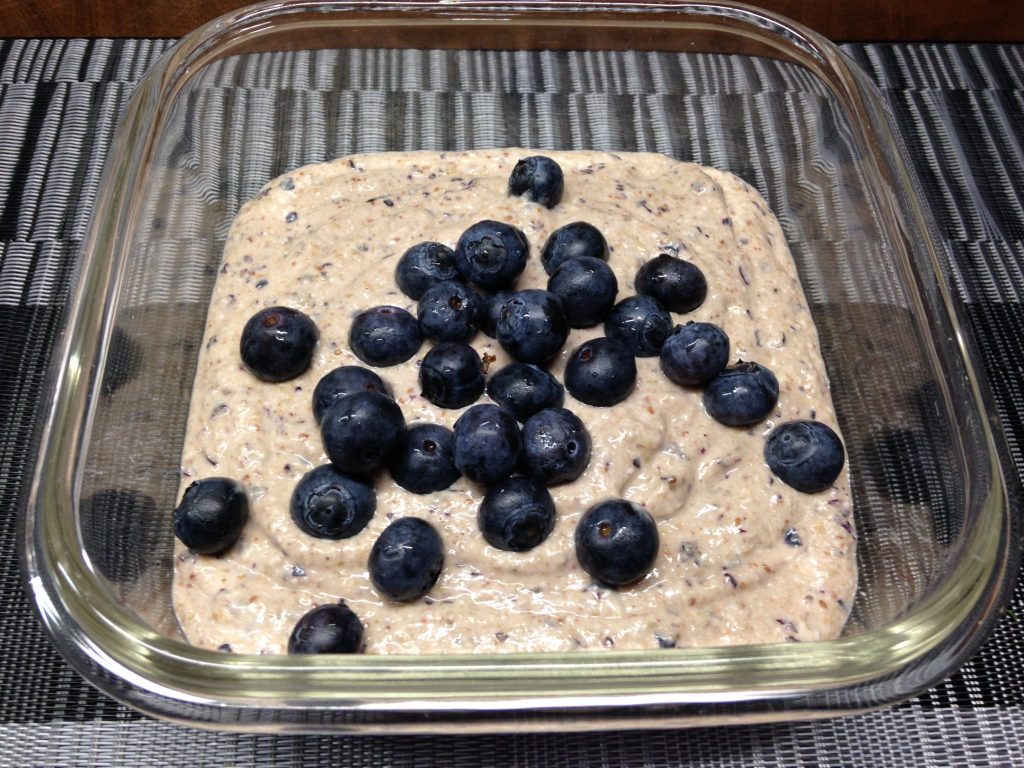 Buchweizen Porridg mit gekeimten Buchweizen, Heidelbeeren, Banane und Cranberries