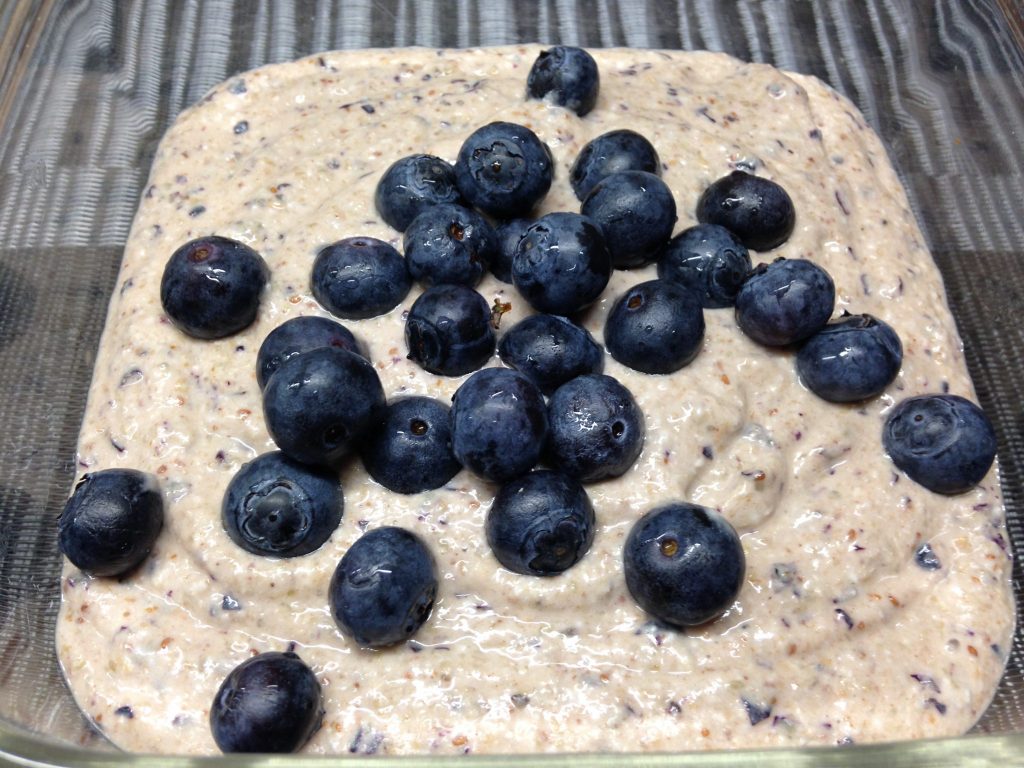 Buchweizen Porridg mit gekeimten Buchweizen, Heidelbeeren, Banane und Cranberries