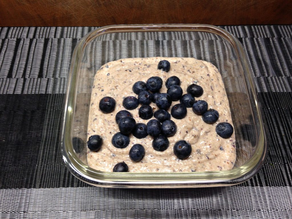 Buchweizen Porridg mit gekeimten Buchweizen, Heidelbeeren, Banane und Cranberries