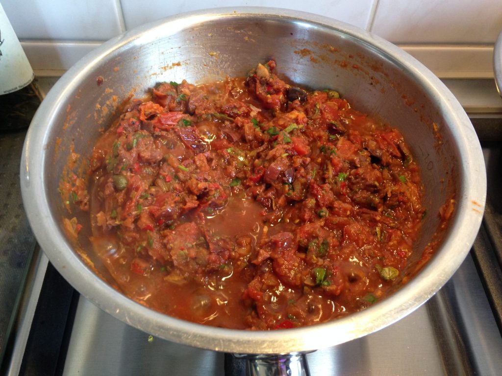 Marinara Tomaten Chili Sauce mit Oliven und Kapern