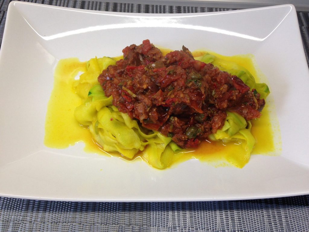 Safran Zucchini Bandnudeln mit Marinara Tomaten Chili Sauce mit Oliven und Kapern