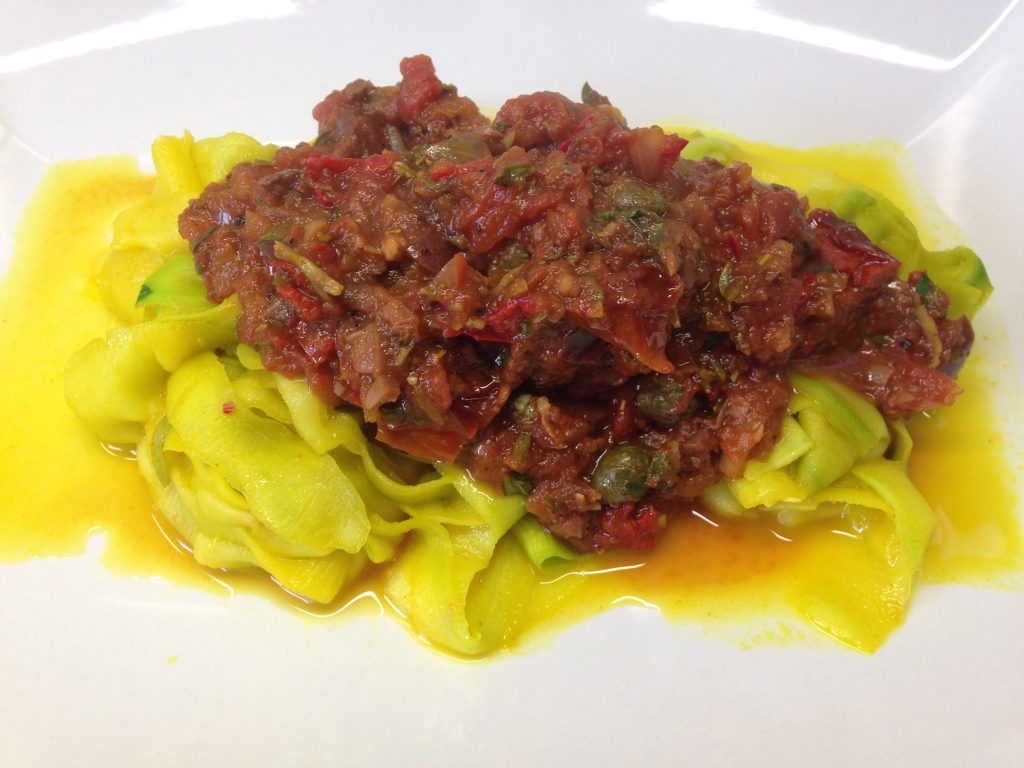 Safran Zucchini Bandnudeln mit Marinara Tomaten Chili Sauce mit Oliven und Kapern