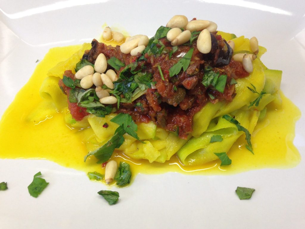 Safran Zucchini Bandnudeln mit Marinara Tomaten Chili Sauce mit Oliven und Kapern