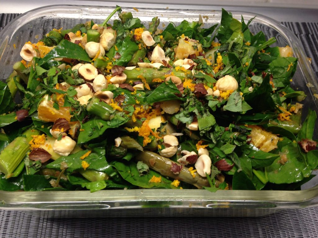 Spargelsalat mit Orangen Vinaigrette und gerösteten Haselnüssen