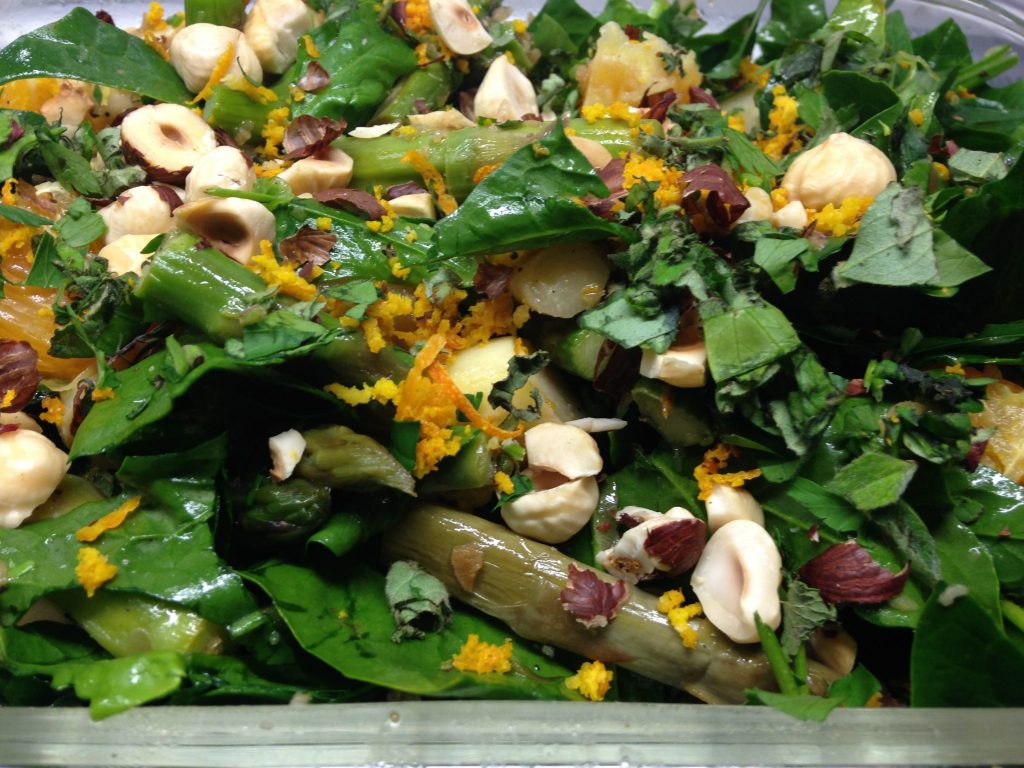 Spargelsalat mit Orangen Vinaigrette und gerösteten Haselnüssen