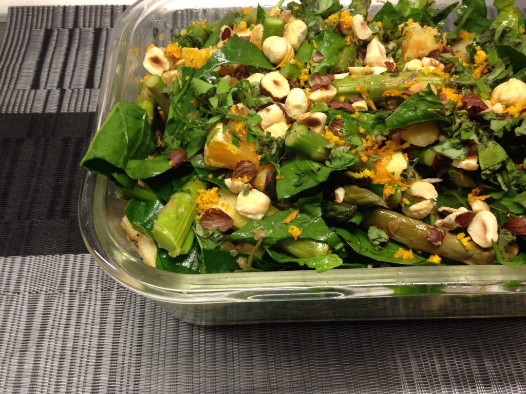 Spargelsalat mit Orangen Vinaigrette und gerösteten Haselnüssen