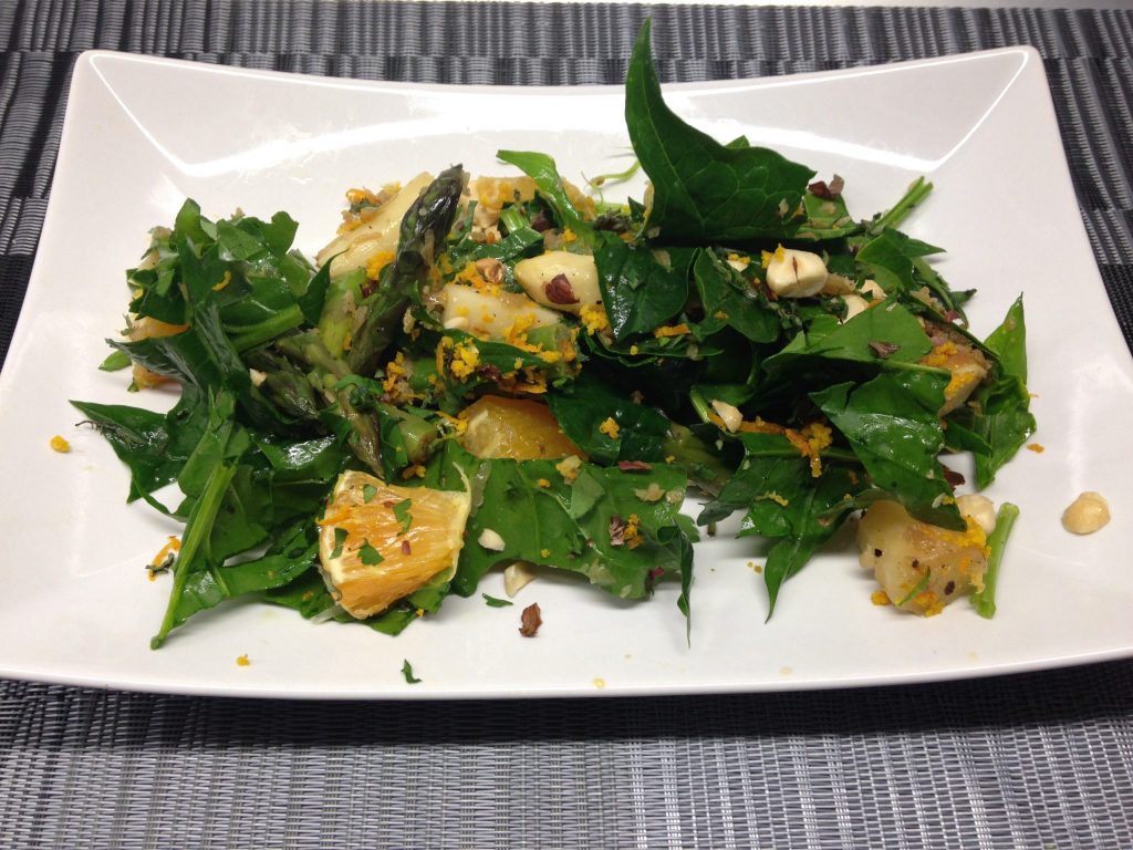Spargelsalat mit Orangen Vinaigrette und gerösteten Haselnüssen