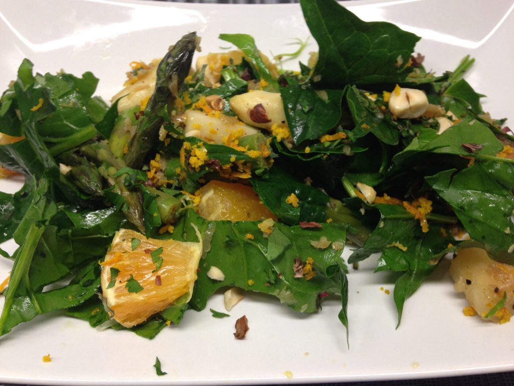 Spargelsalat mit Orangen Vinaigrette und gerösteten Haselnüssen