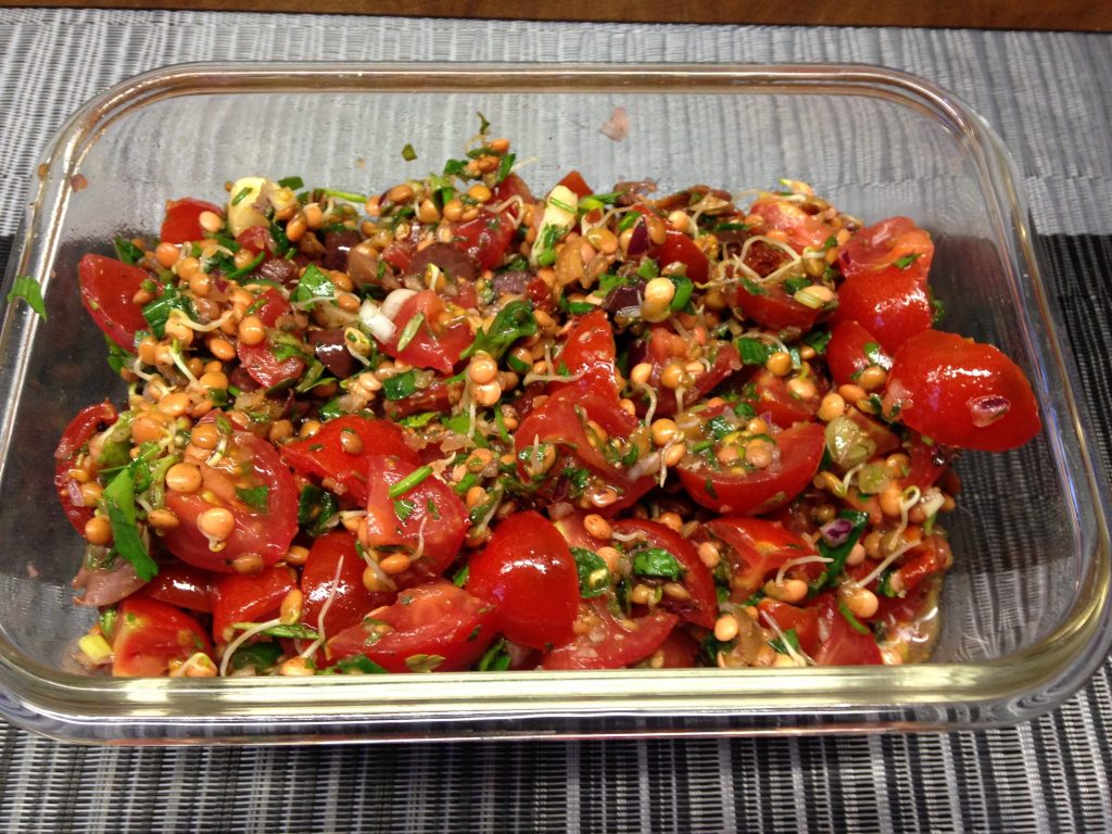 Linsen Salat aus gekeimten Linsensprossen mit Tomaten, Feigen und Oliven