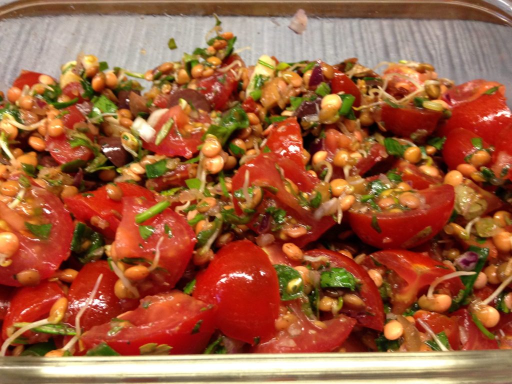 Linsen Salat aus gekeimten Linsensprossen mit Tomaten, Feigen und Oliven