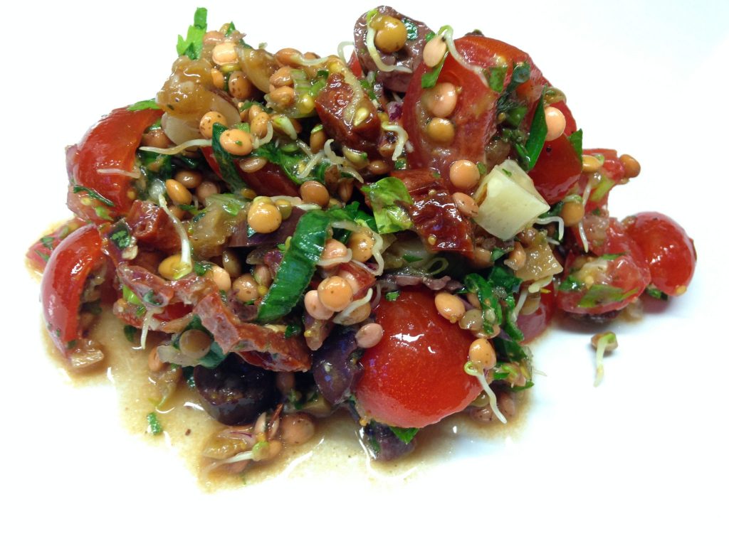 Linsen Salat aus gekeimten Linsensprossen mit Tomaten, Feigen und Oliven