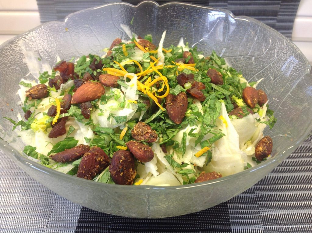 Fenchel Salat mit Birne, Aprikosen, Mandeln, Minze und Cashew Dressing