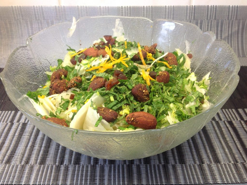 Fenchel Salat mit Birne, Aprikosen, Mandeln, Minze und Cashew Dressing