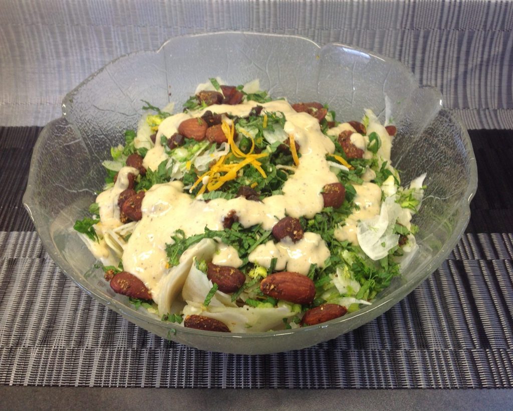 Fenchel Salat mit Birne, Aprikosen, Mandeln, Minze und Cashew Dressing