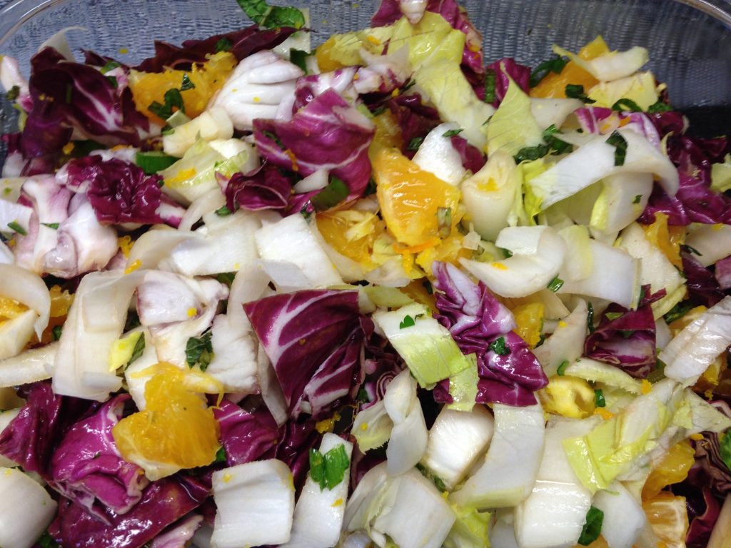 Chicorée Salat mit Radicchio, Orangen und Ingwer Senf Dressing