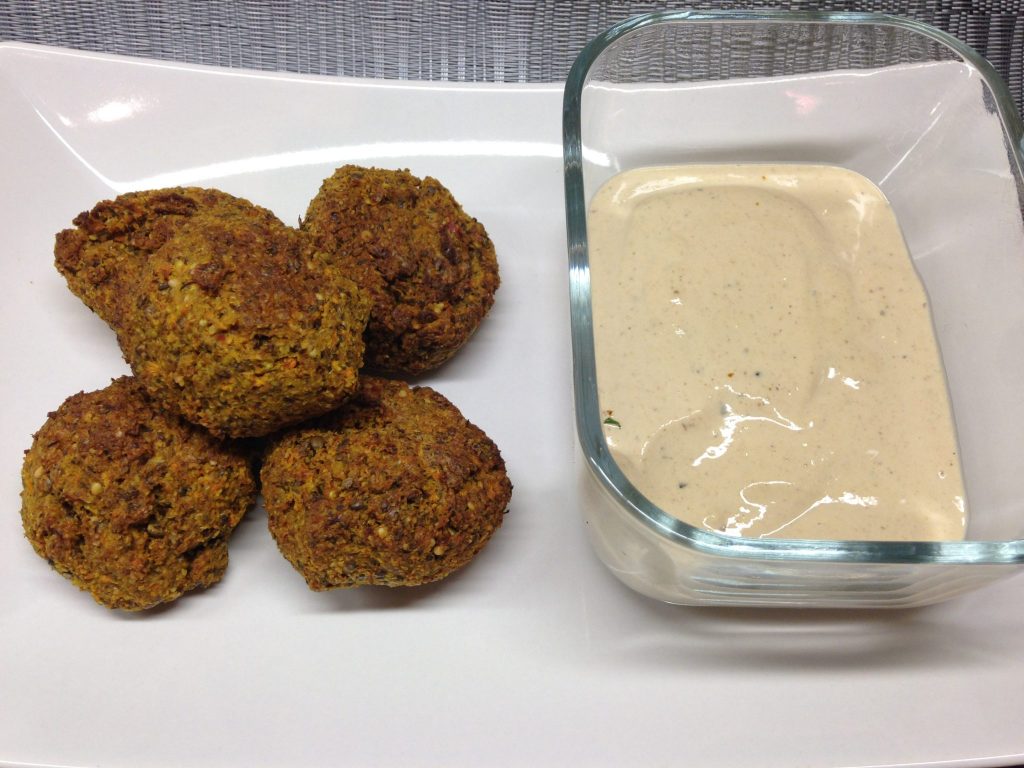 Karotten Sesam Falafel mit Za'atar und Tahini Miso Dressing