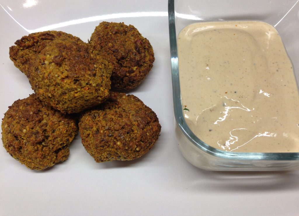 Karotten Sesam Falafel mit Za'atar und Tahini Miso Dressing