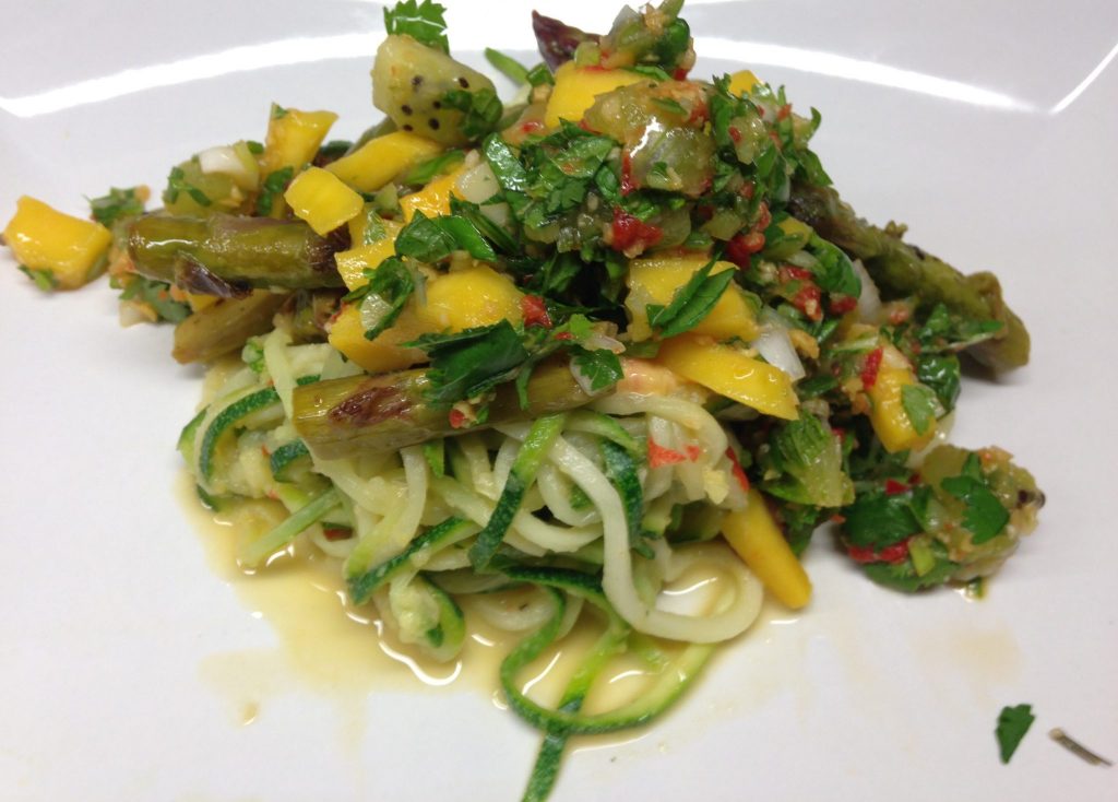 Gerösteter Spargel mit Zutaten für die Mango Kiwi Salsa