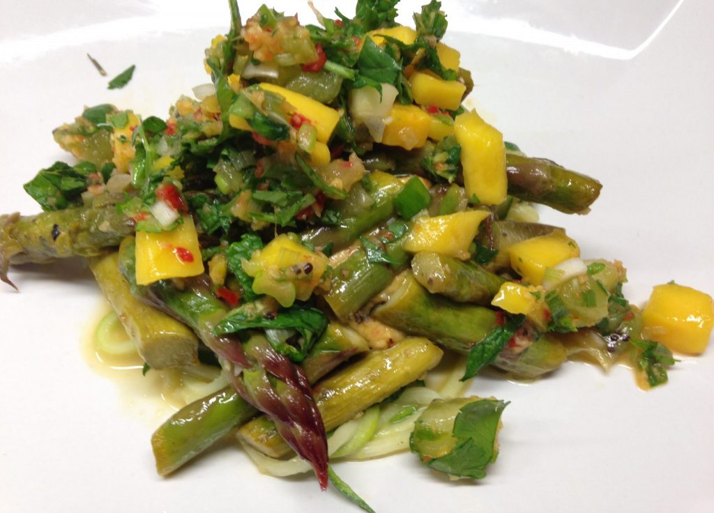Gerösteter Spargel mit Zutaten für die Mango Kiwi Salsa