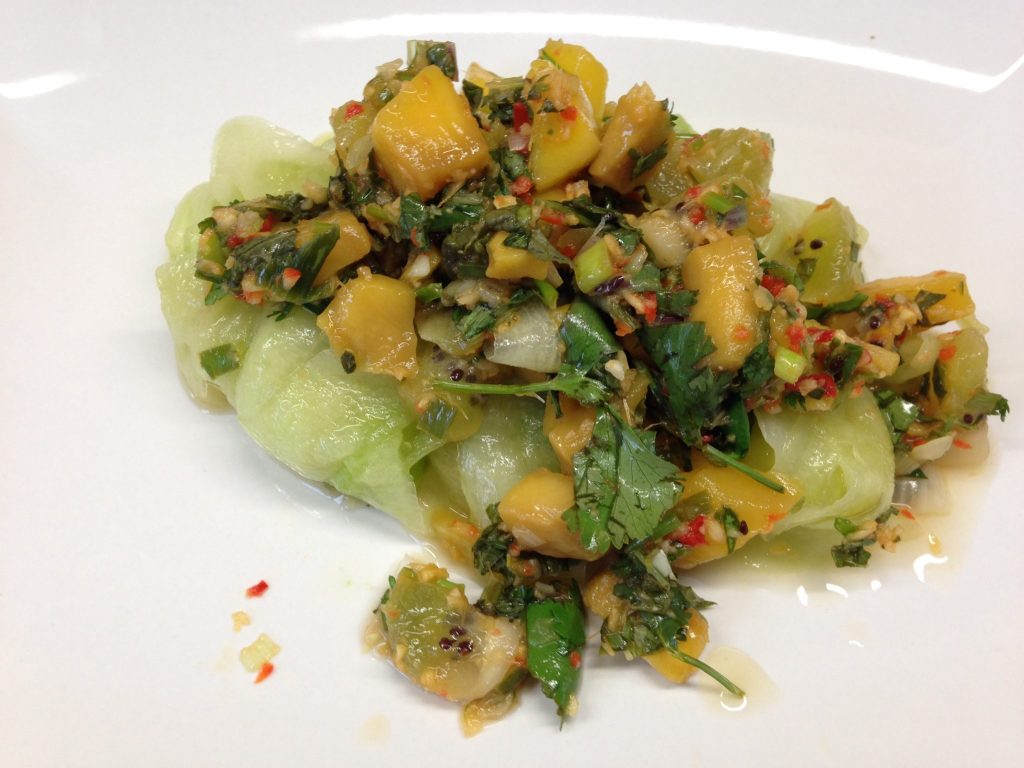 Gurken Salat mit Kiwi und Mango mit Chili Basilikum Dressing