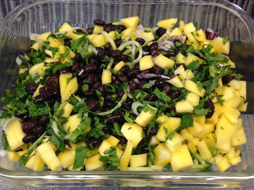 Quinoa Salat mit Schwarzen Bohnen, Mango, Gurke, Cranberries und Avocado