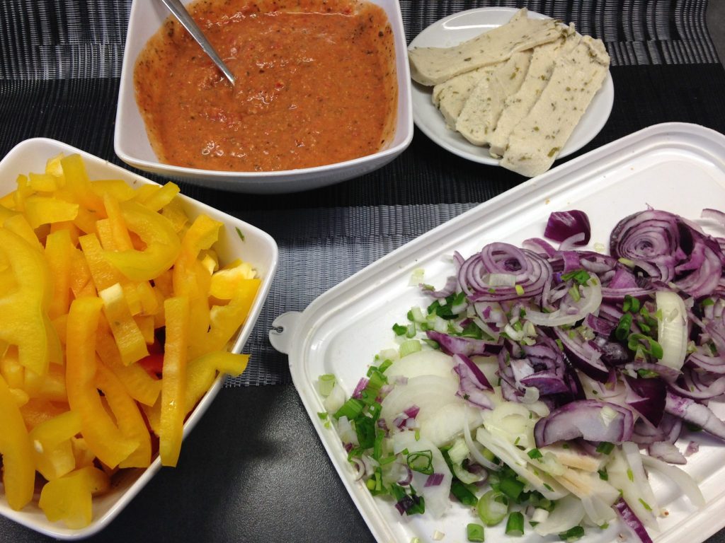 Blumenkohl Pizza mit Zwiebeln und Paprika