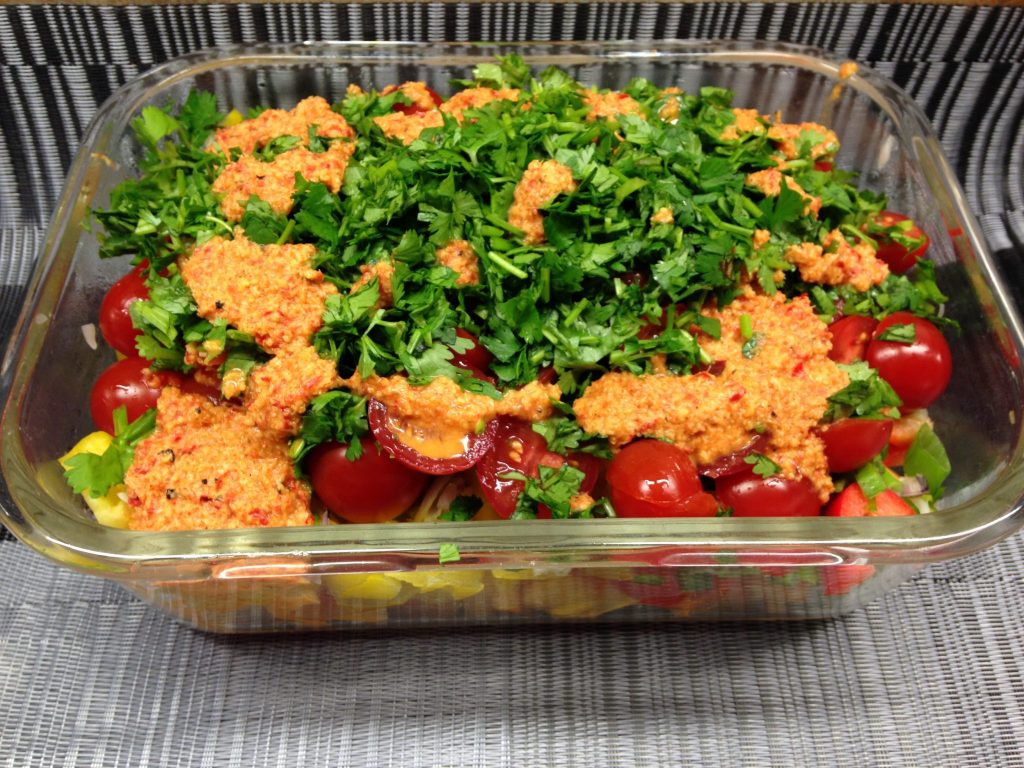 Papaya Salat mit Chili, Paprika und Avocado