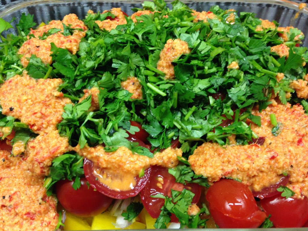 Papaya Salat mit Chili, Paprika und Avocado