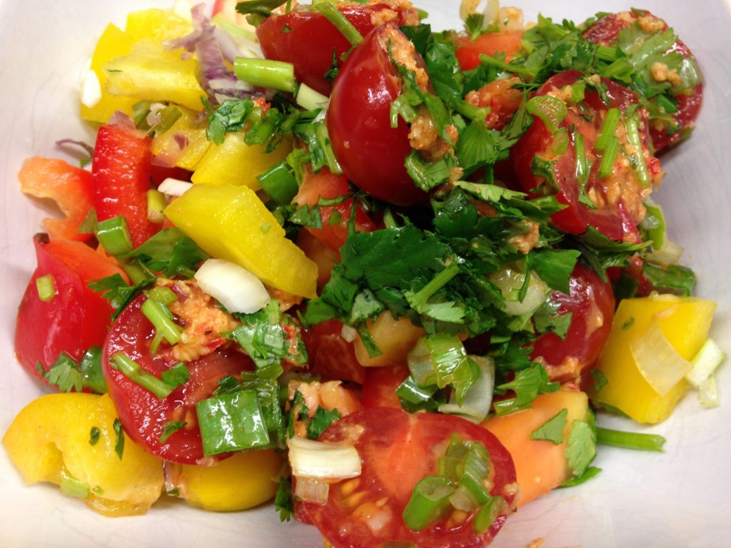 Papaya Salat mit Chili, Paprika und Avocado