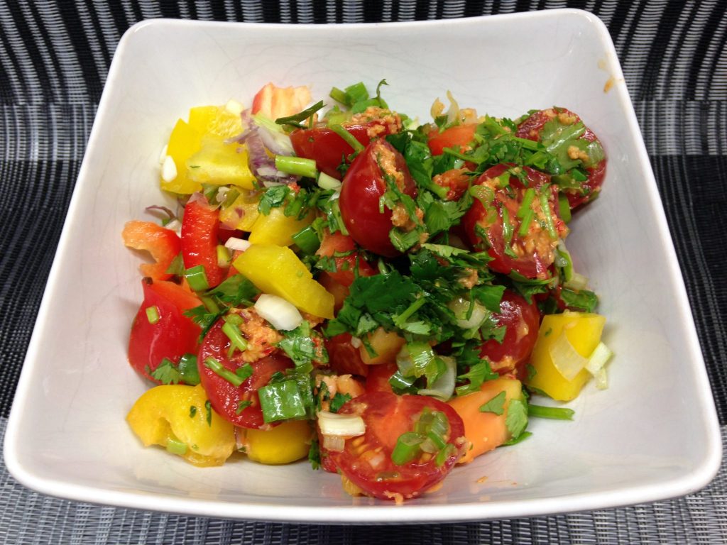 Papaya Salat mit Chili, Paprika und Avocado