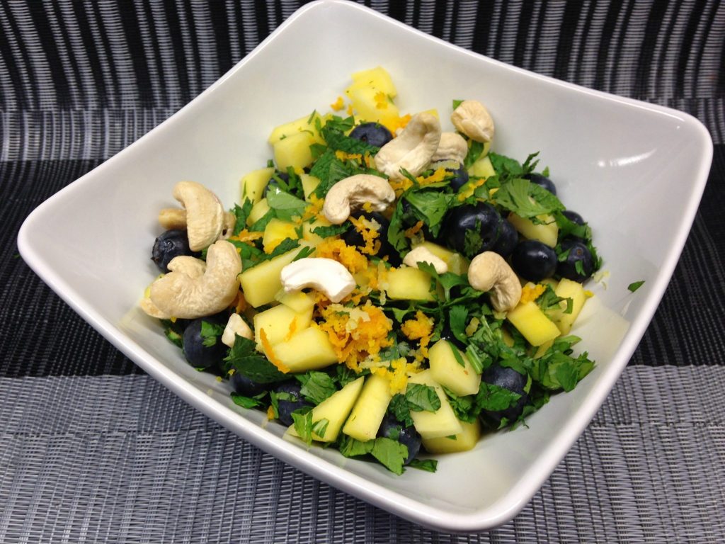Avocado Salat mit Mango und Heidelbeeren mit Minze und Koriander