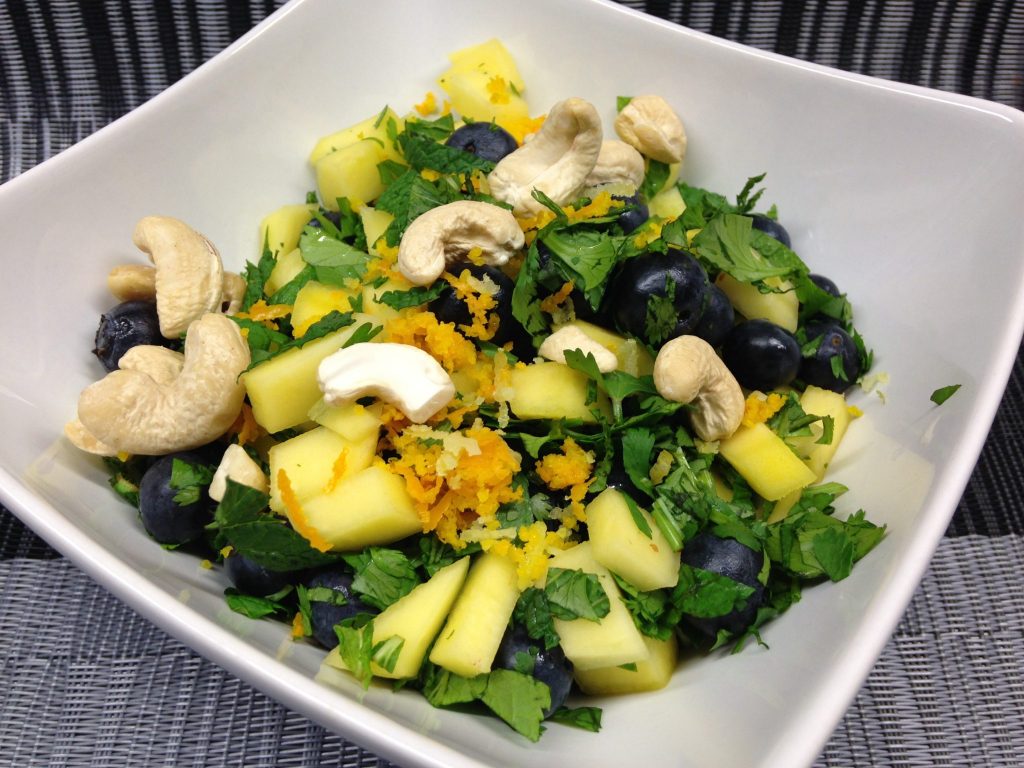Avocado Salat mit Mango und Heidelbeeren mit Minze und Koriander