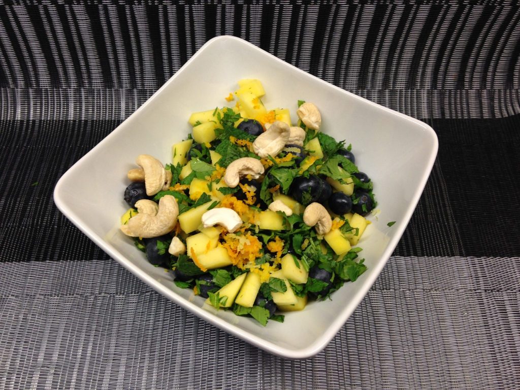 Avocado Salat mit Mango und Heidelbeeren mit Minze und Koriander