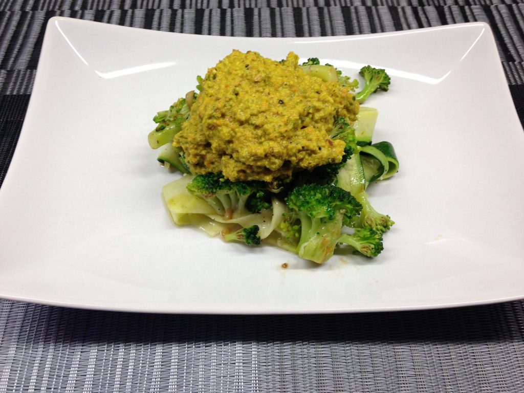 Zucchini Pasta mit mariniertem Brokkoli und Karotten Pesto mit Mandeln, Macadamia und Schnittlauch