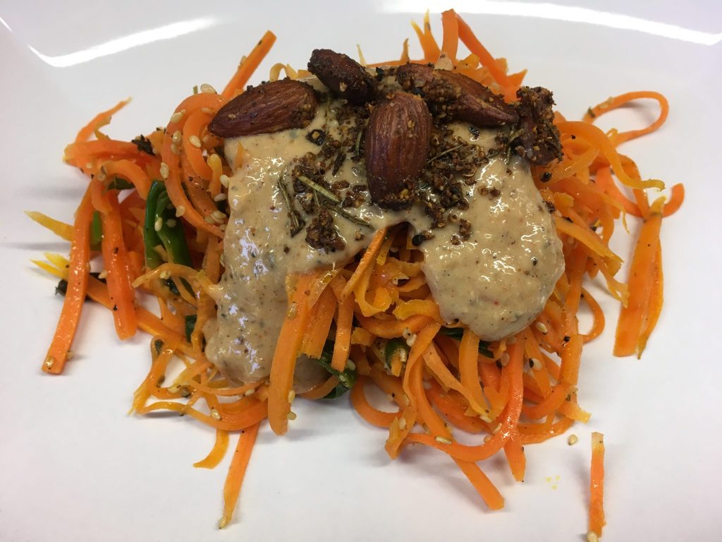 Karotten Pasta mit Tahini Knoblauch Ingwer Sauce