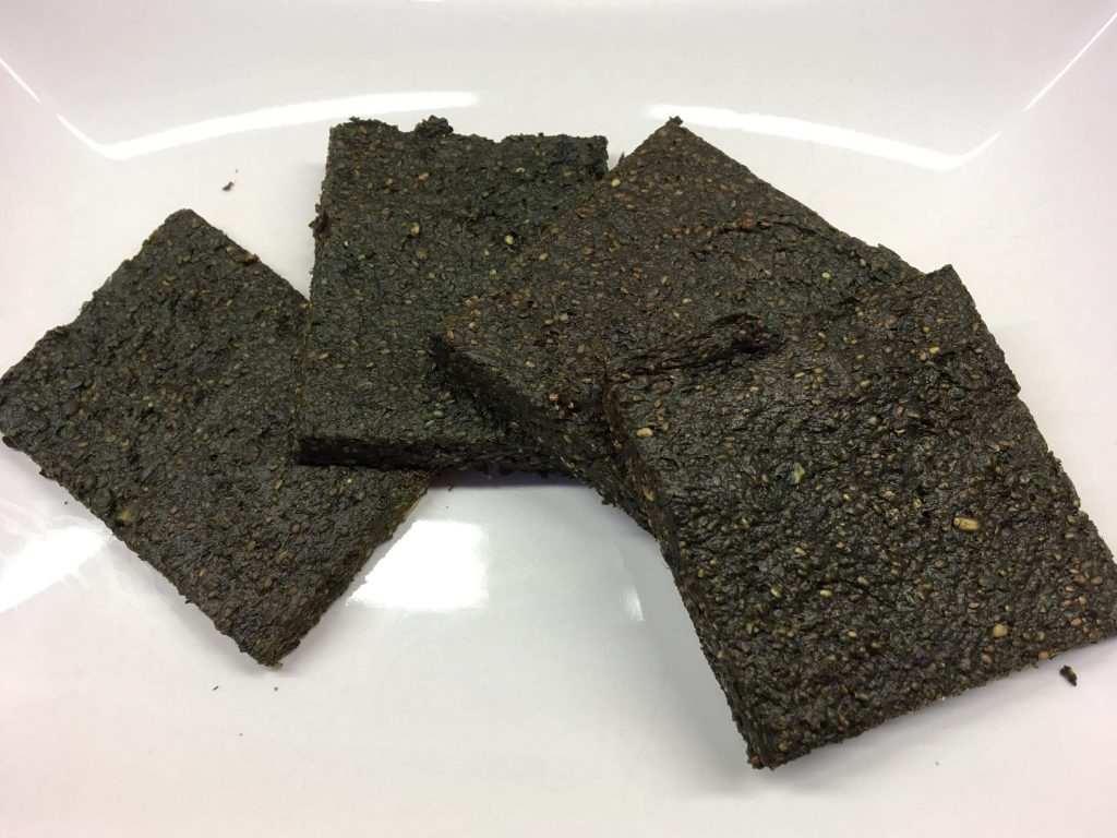 Paleo Brot mit gekeimten Hanfsamen und Spirulina