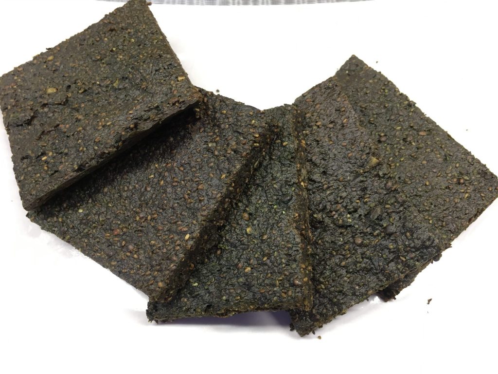 Paleo Brot mit gekeimten Hanfsamen und Spirulina