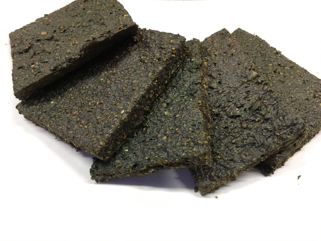 Paleo Brot mit gekeimten Hanfsamen und Spirulina