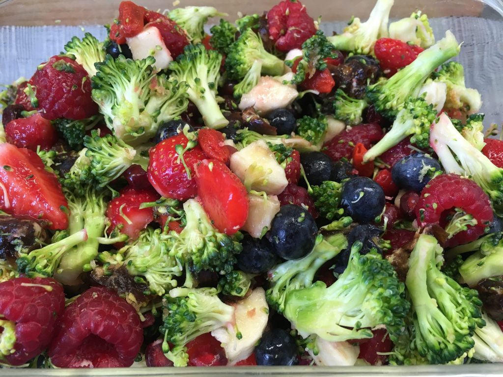 Brokkoli Salat mit Erdbeeren, Heidelbeeren, Himbeeren, Pistazien und Mandeln