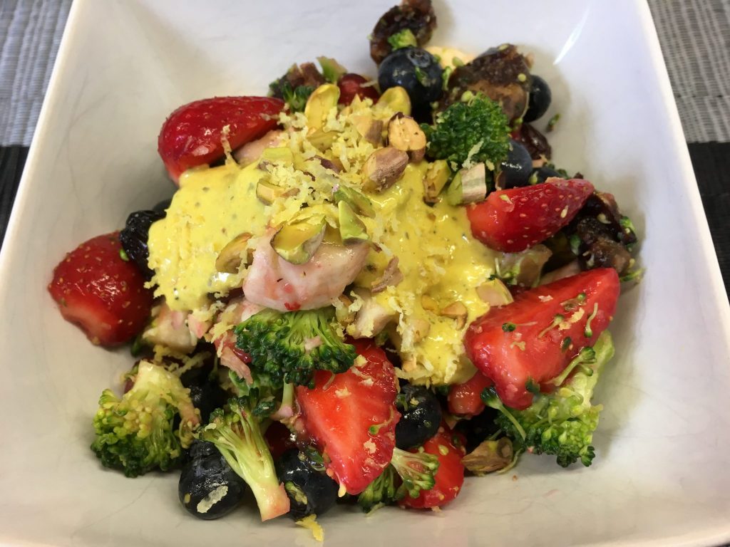 Brokkoli Salat mit Erdbeeren, Heidelbeeren, Himbeeren, Pistazien und Mandeln