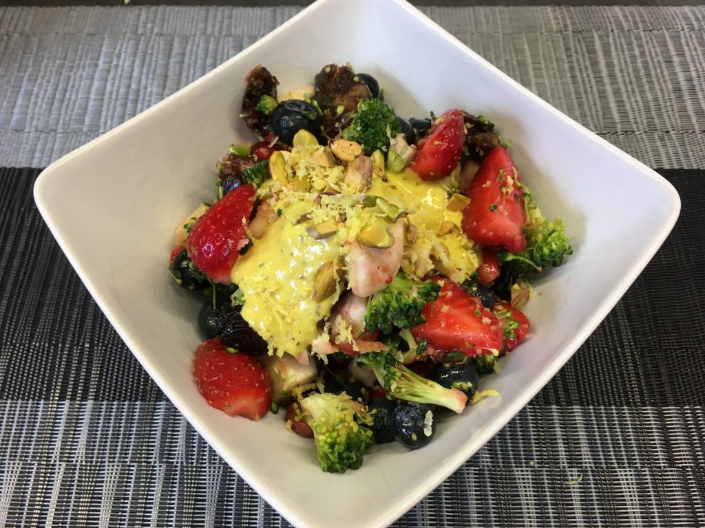 Brokkoli Salat mit Erdbeeren, Heidelbeeren, Himbeeren, Pistazien und Mandeln