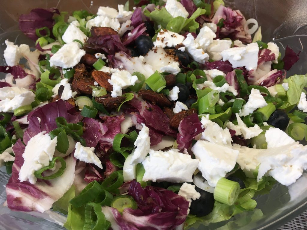 Blattsalat mit Heidelbeeren, Mandeln, Feta und Zitronen Mohn Dressing